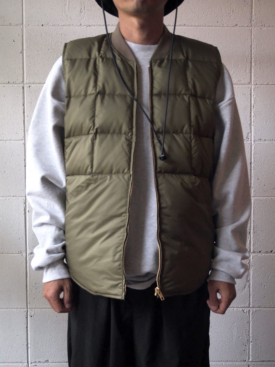 COMFORTABLE REASON, Rip Stop Down Vest & Velvet OP Neck 